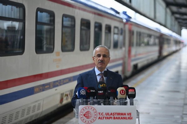 Bayramda daha fazla yolcu 'yüksek hızda' seyahat edecek... Bakan Uraloğlu açıkladı